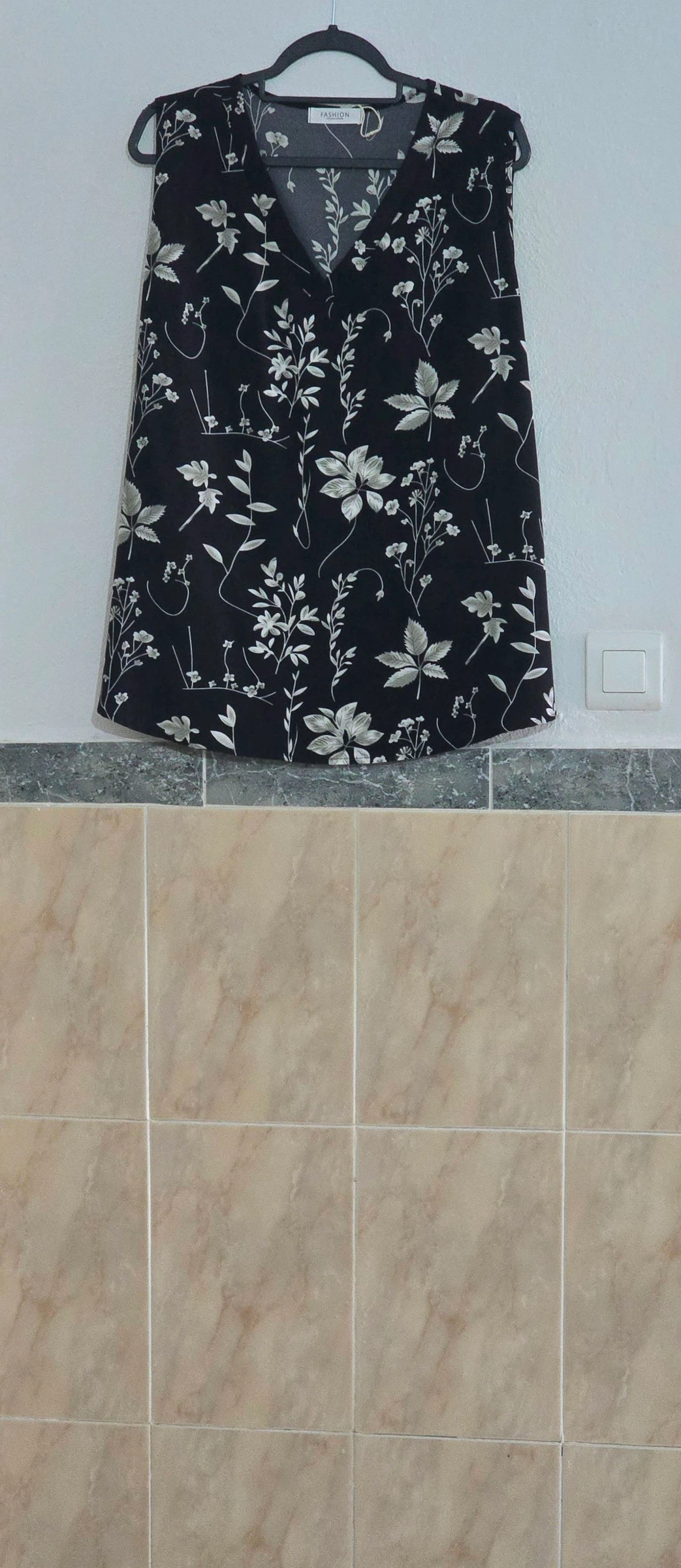 Blusa sin mangas negra estampada – photo 4